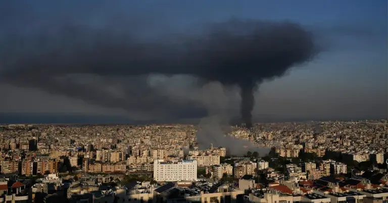 ইসরাইলি হামলার পর দাহিয়েহতে ইসরাইলি বিমান হামলা থেকে ধোঁয়া উঠছে